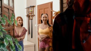 MomsBangTeens – Suckin’ At The Homestay – Lucia Fernandez, Bella Angel, Nick Ross